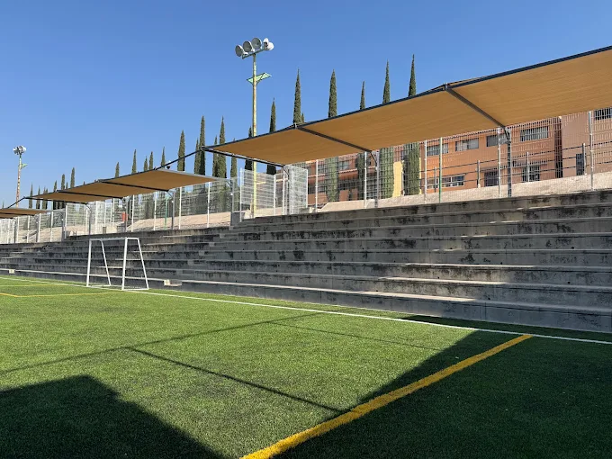 Cancha de futbol y gradas