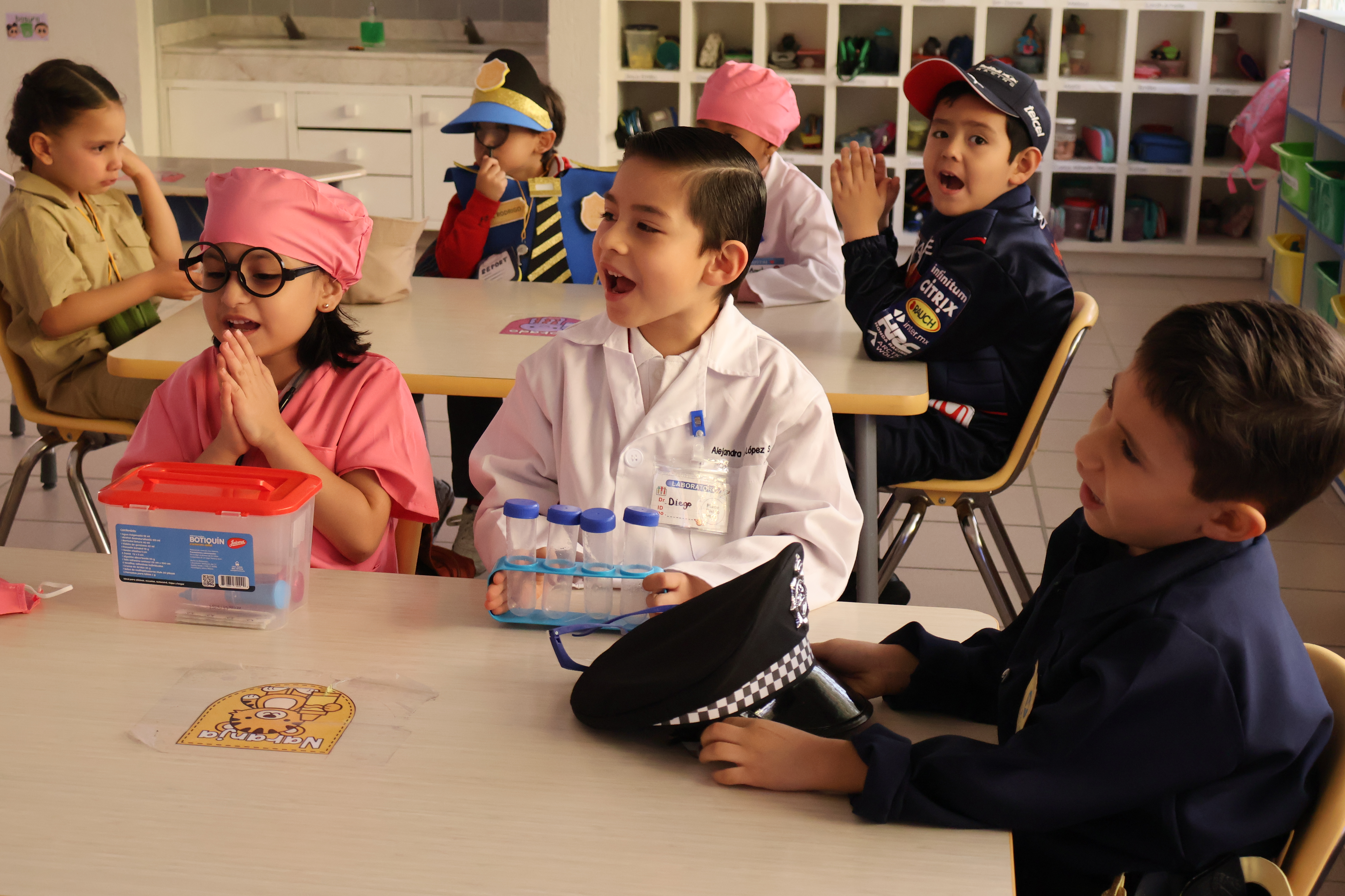 Niños de preescolar en clase de ciencias divertida con materiales coloridos