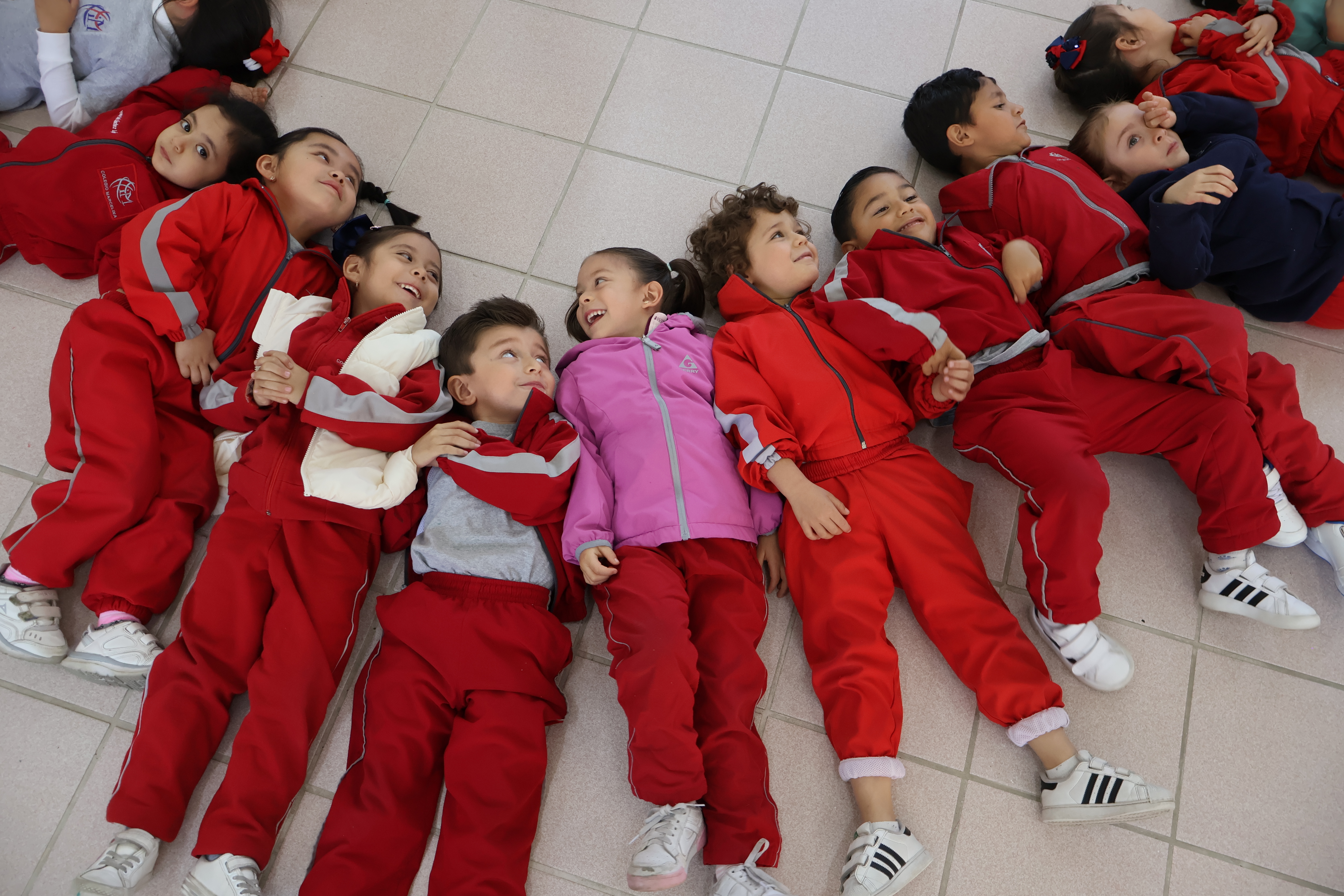 Niños jugando y explorando en actividades de aprendizaje