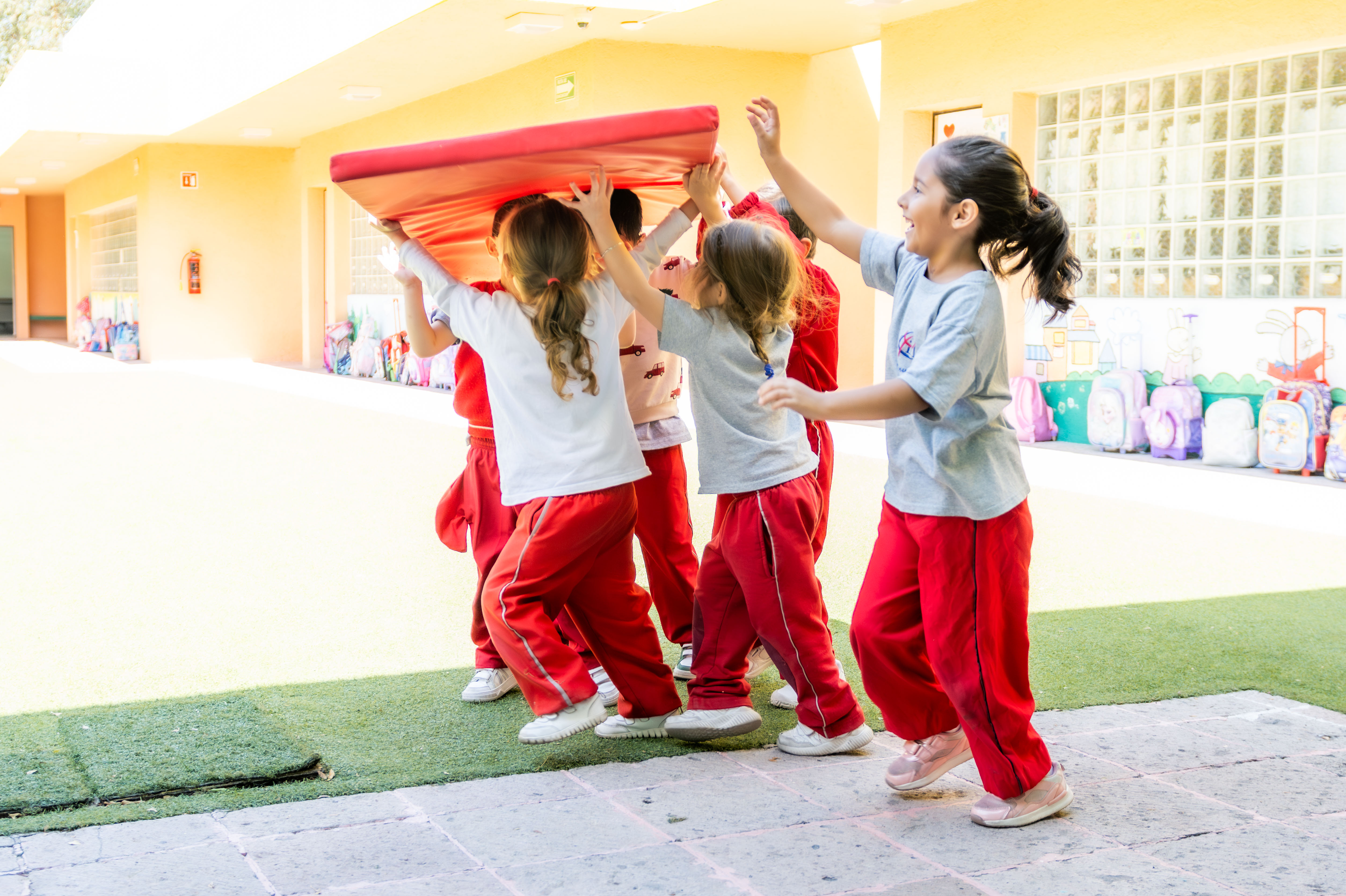 Niños jugando en actividad grupal
