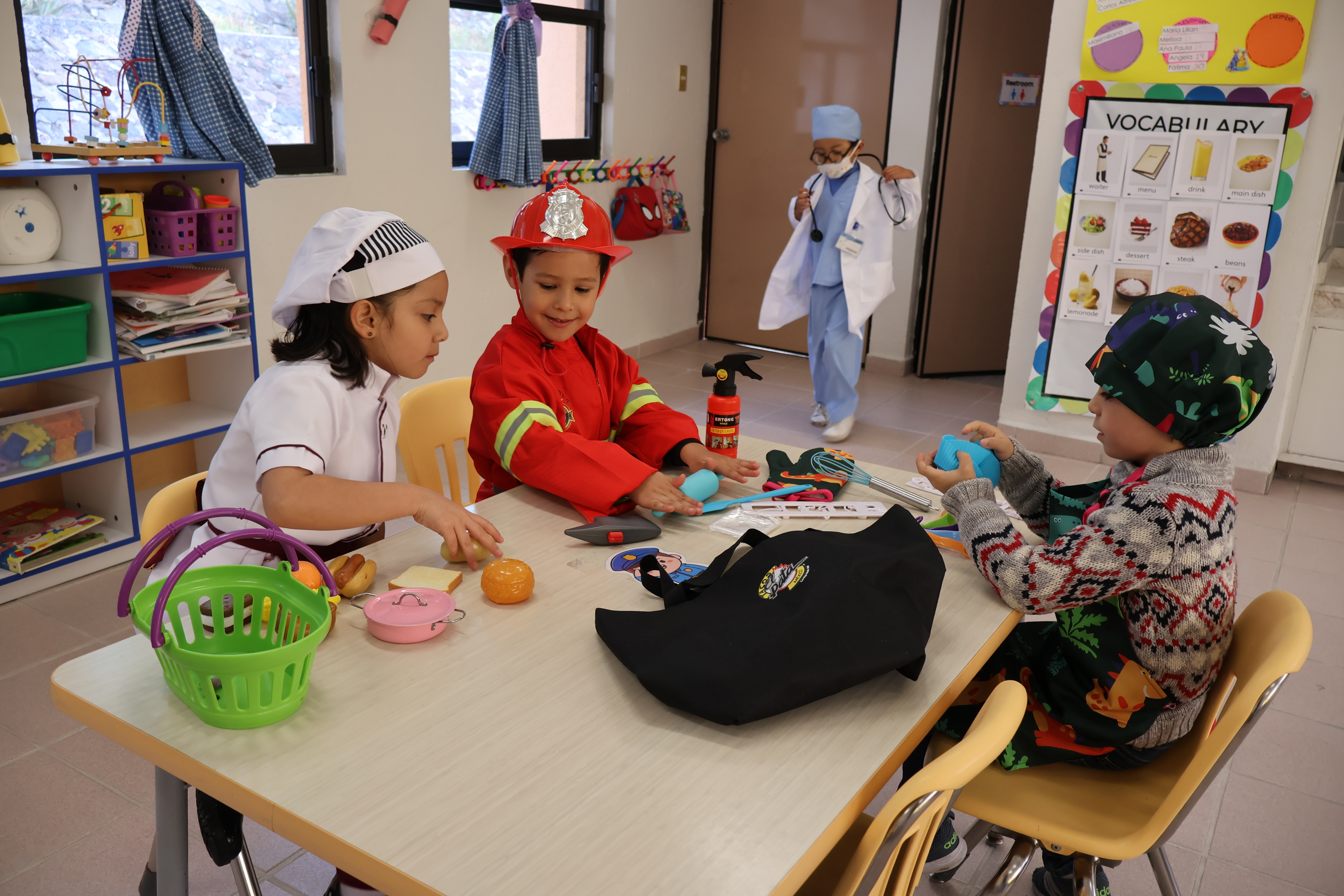 Niños cocinando en clase