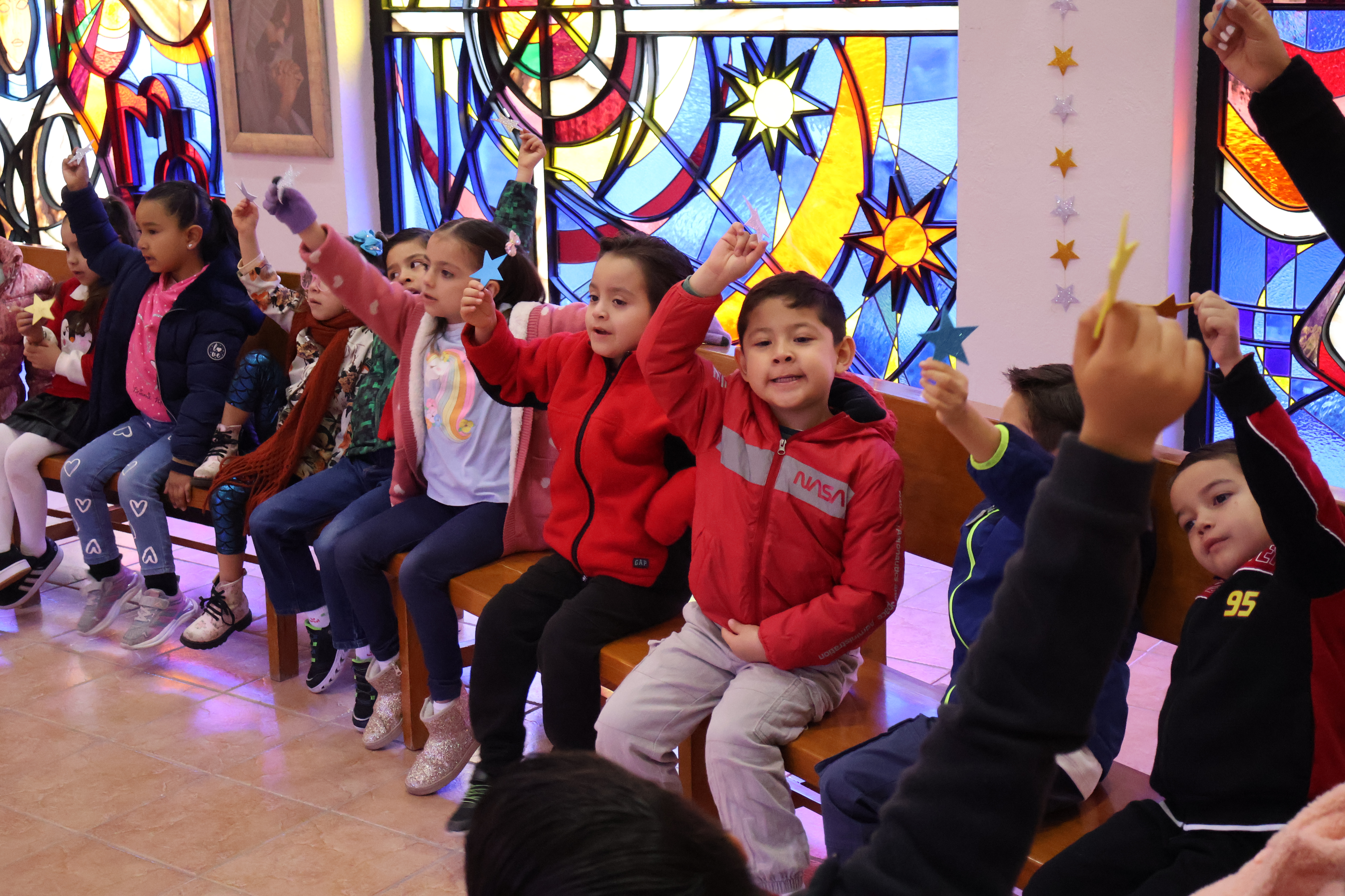 Niños celebrando en clase decorada