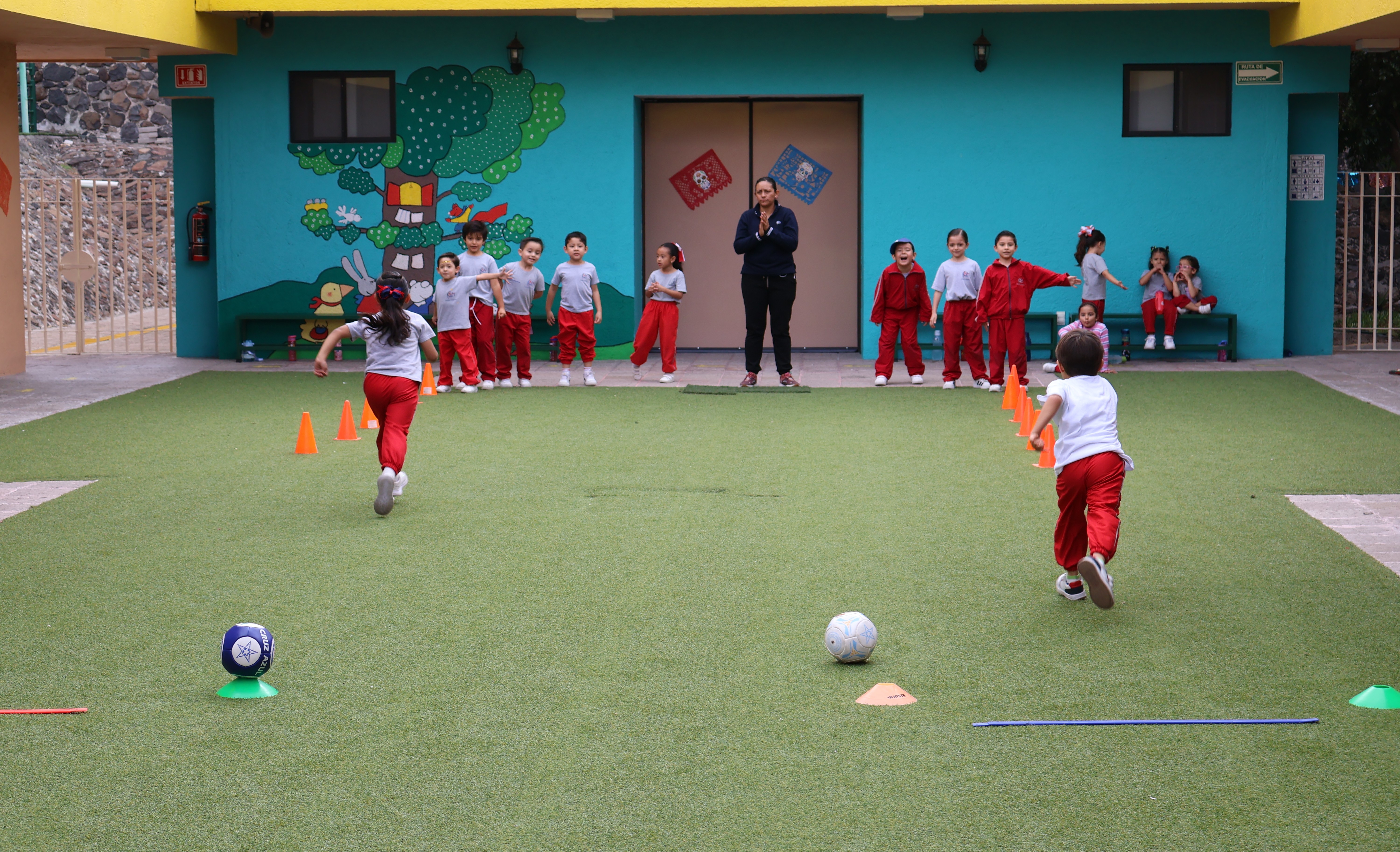 Niños practicando educación física