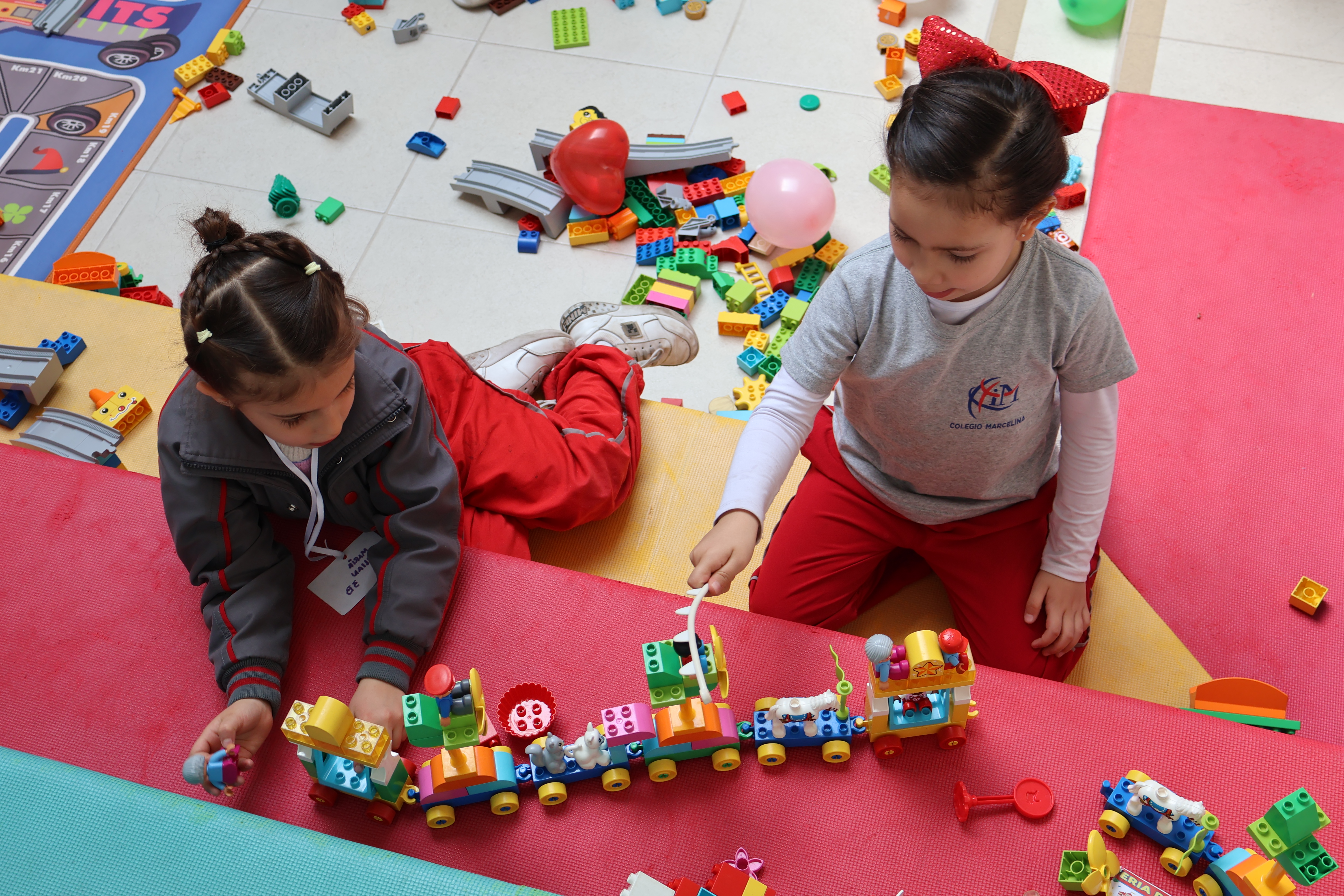 Niños jugando con bloques de construcción