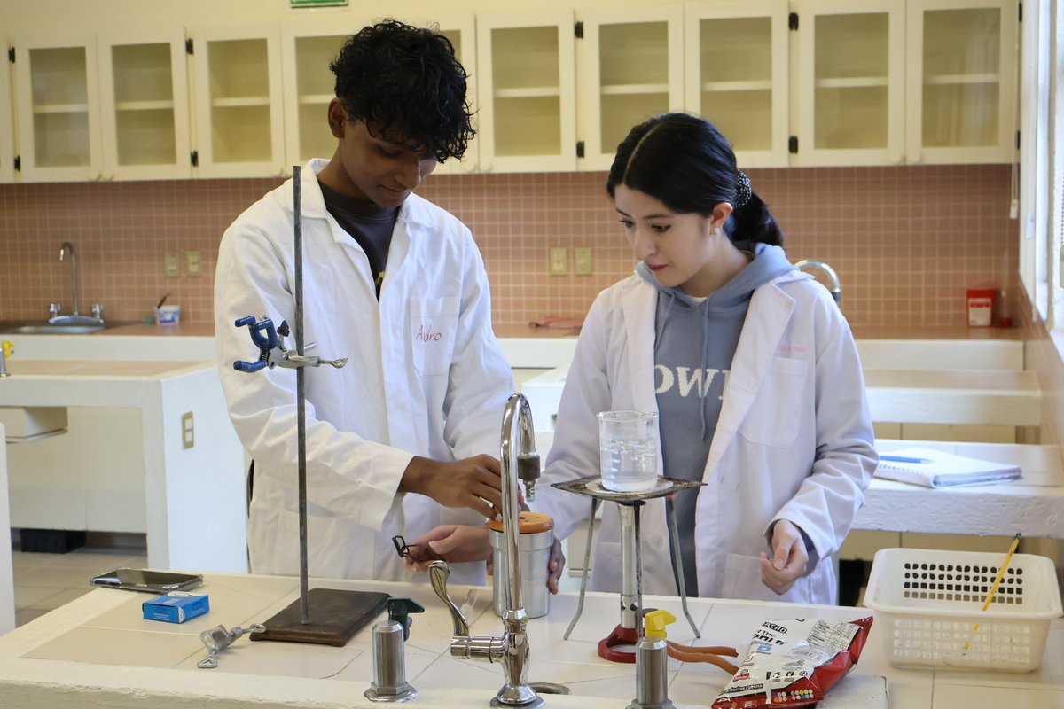 Estudiantes en laboratorio de ciencias