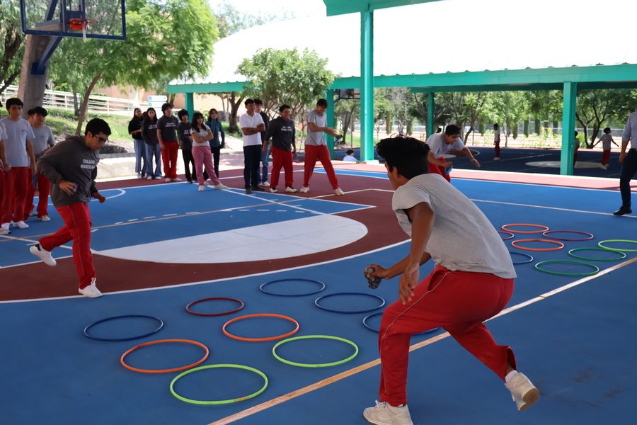 Actividad deportiva en cancha
