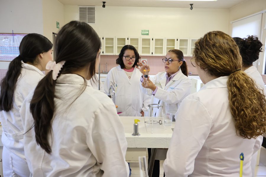 Estudiantes en laboratorio
