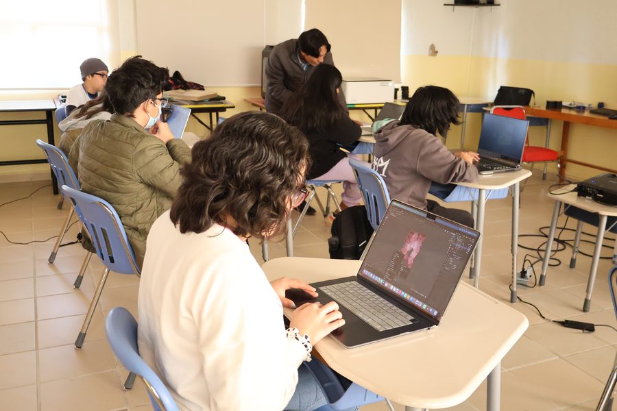 Estudiantes trabajando con laptops