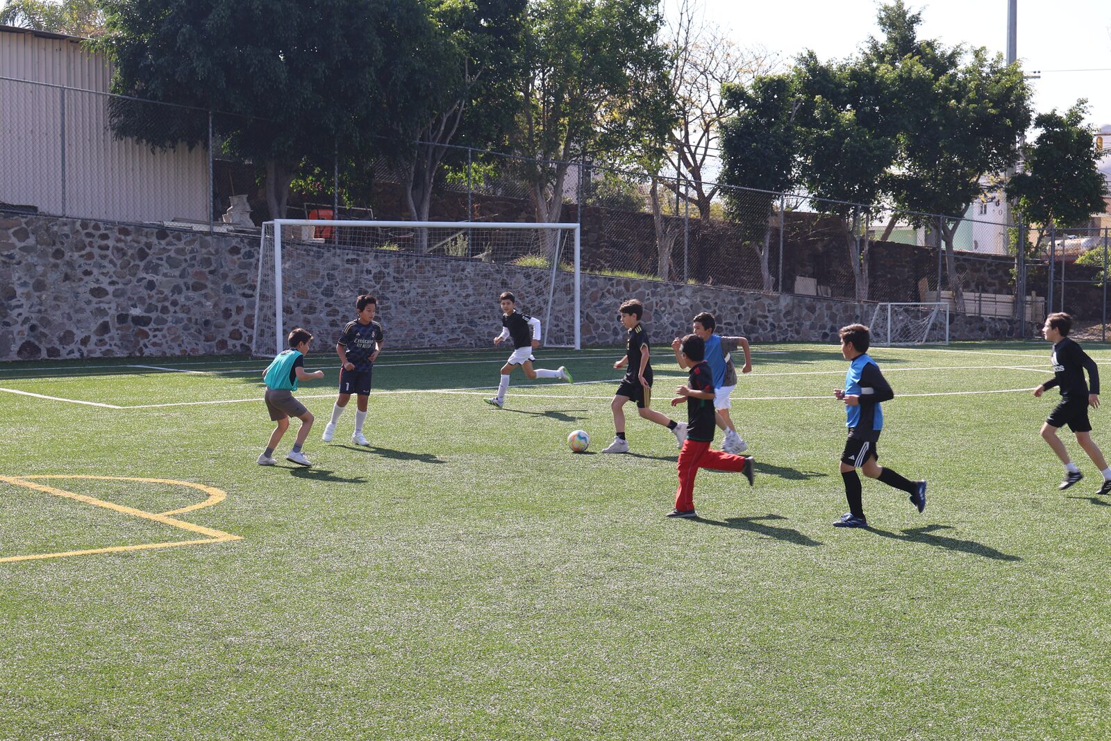 Niños jugando fútbol en las canchas deportivas del colegio