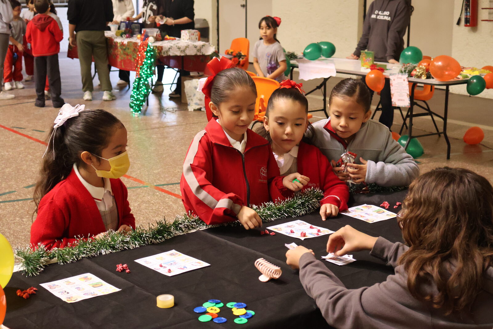 Estudiantes participando en actividades escolares