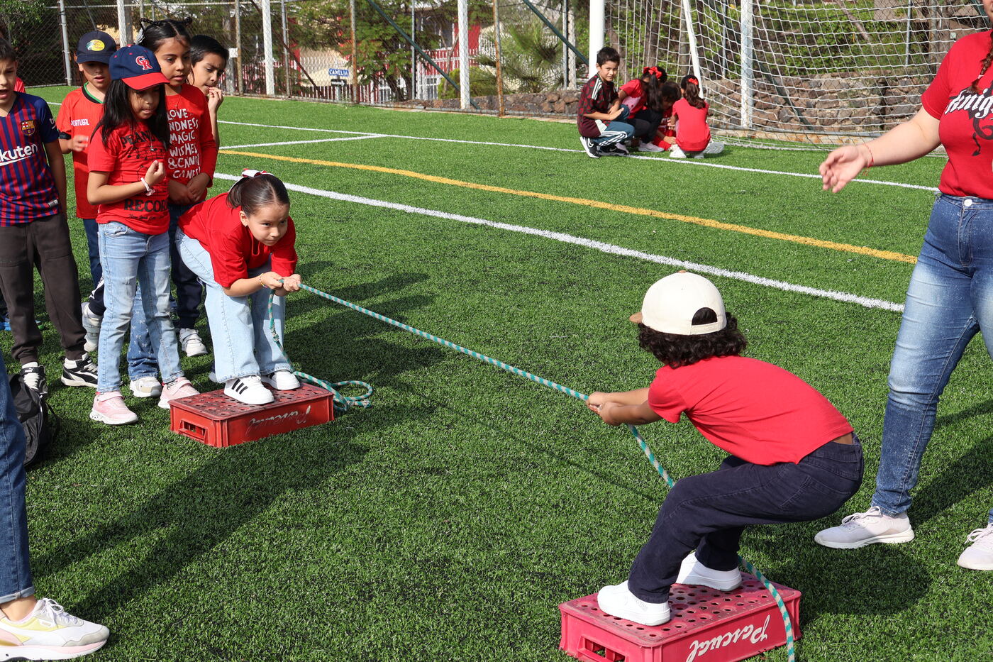 Niños jugando en las canchas