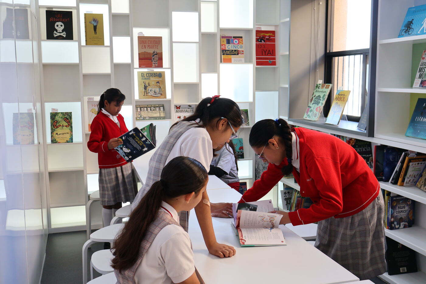 Estudiantes en la biblioteca