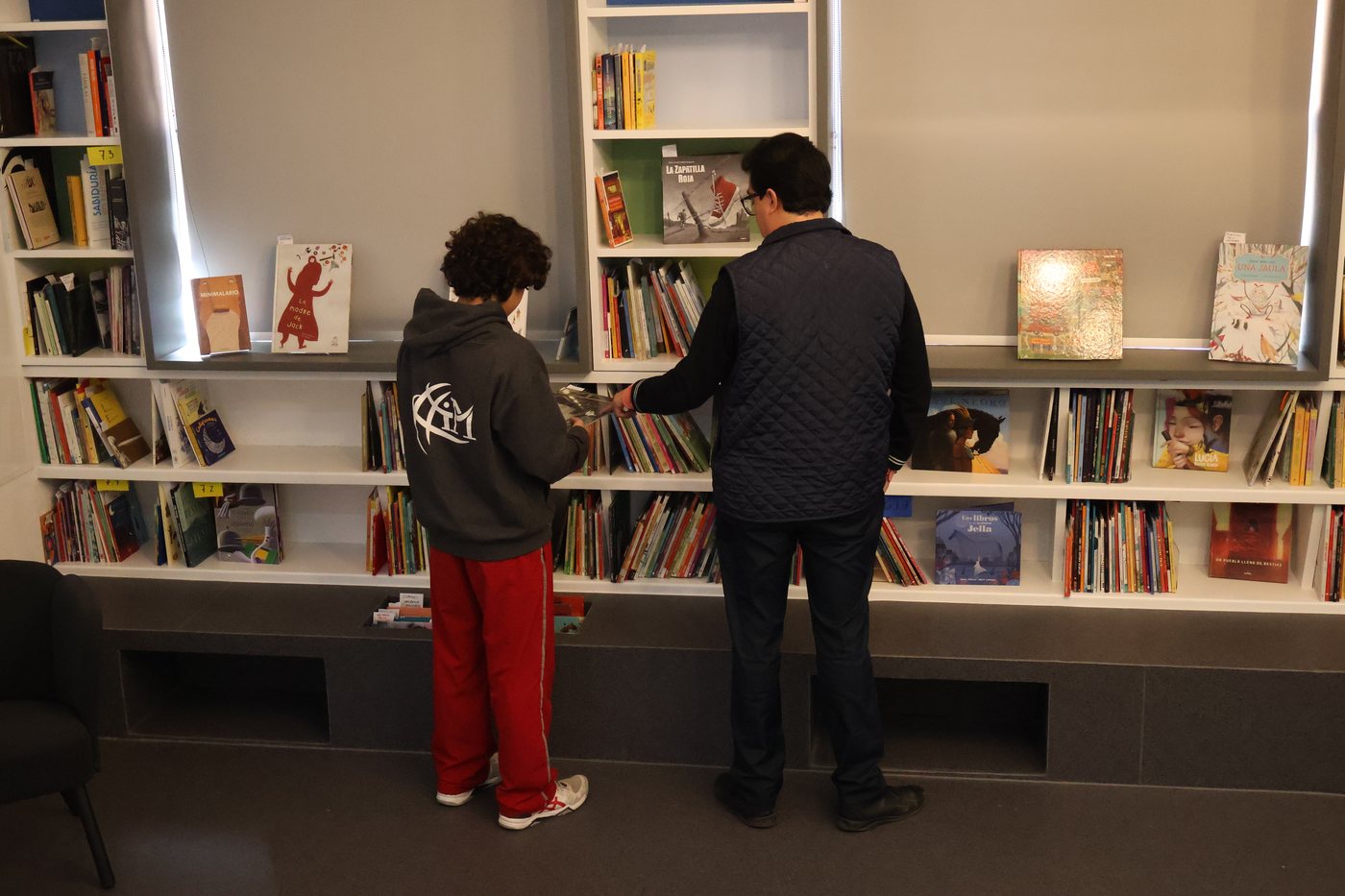 Estudiantes en biblioteca