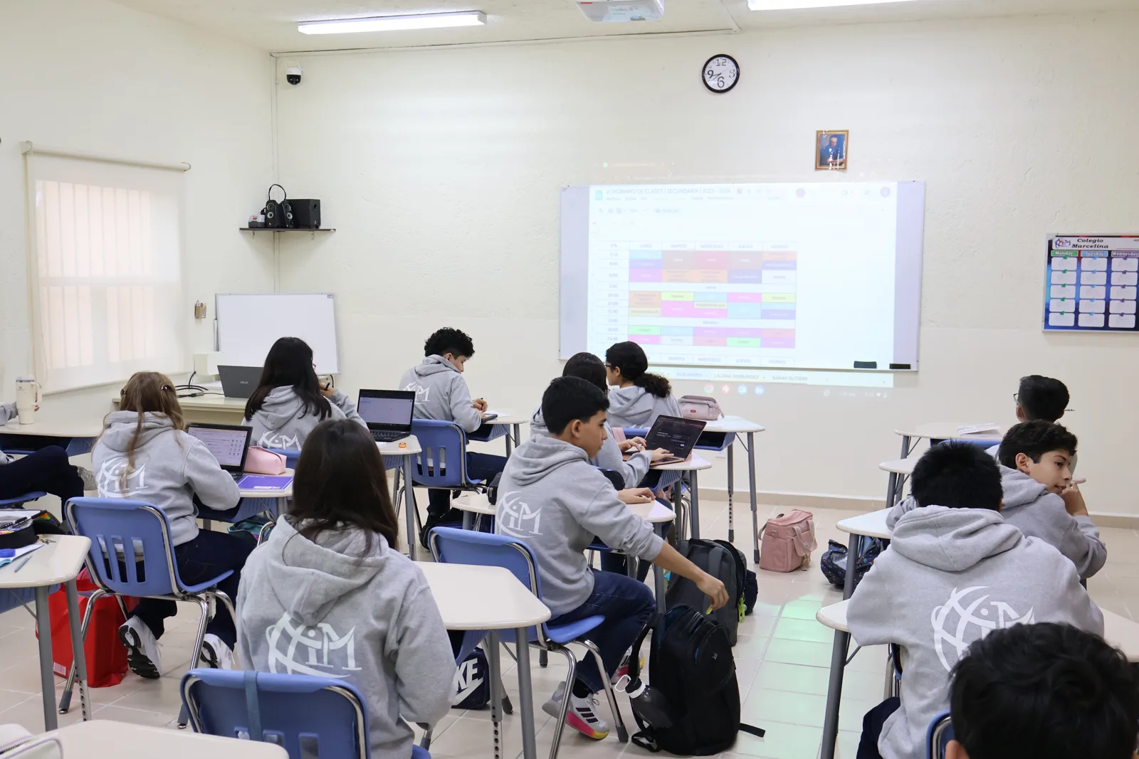 Alumnos trabajando en proyecto colaborativo de secundaria