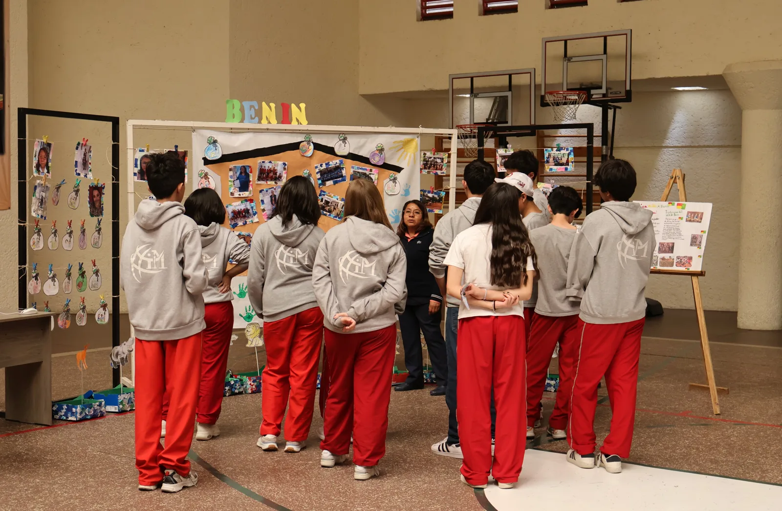 Alumnos en evento cultural del colegio
