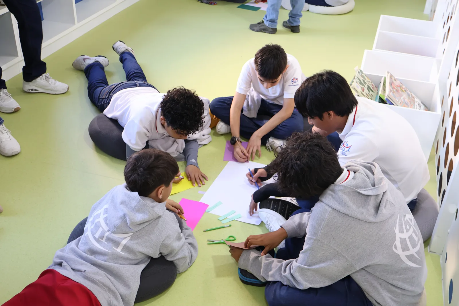 Estudiantes trabajando en grupo en el salón