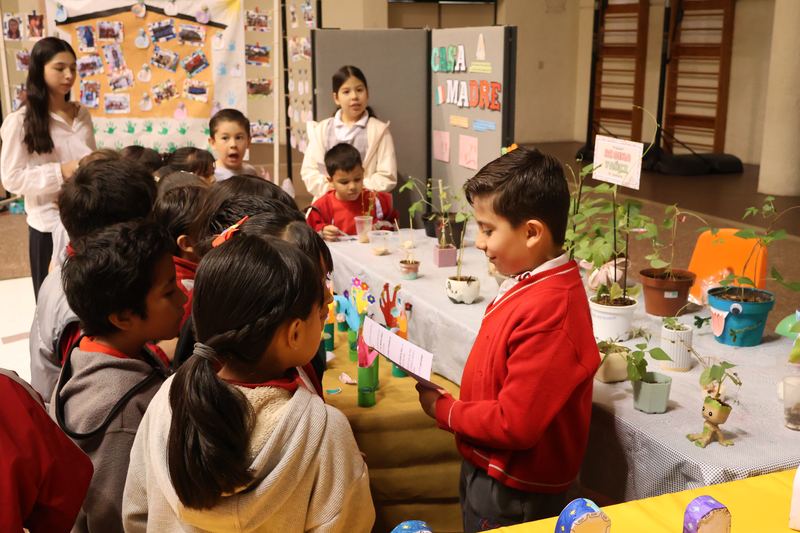 Estudiantes en exposición de proyectos