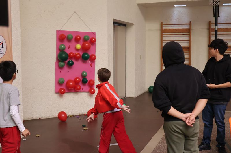 Juegos en patio escolar