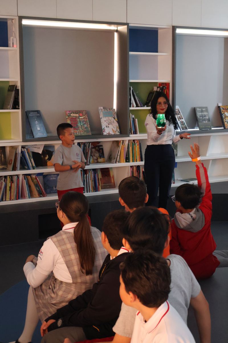 Clase de literatura en biblioteca