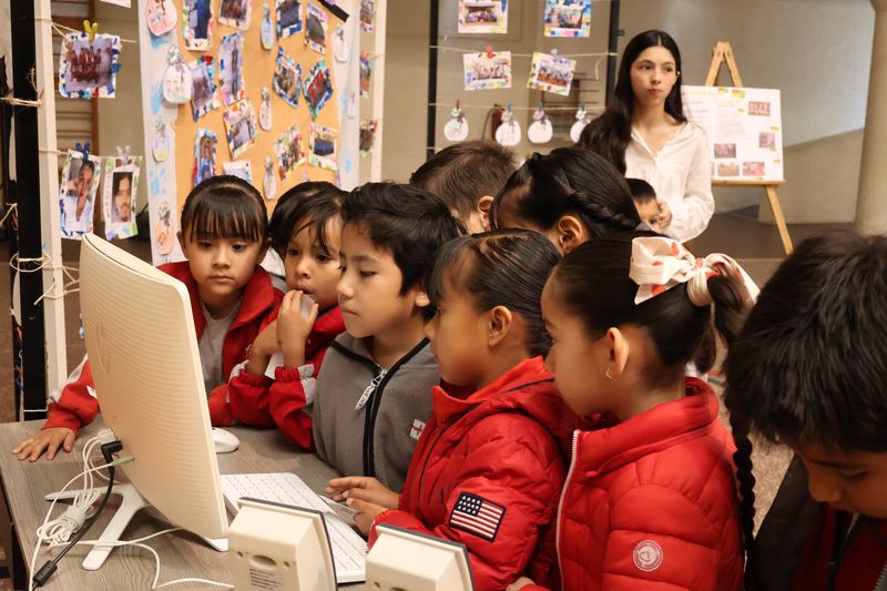 Estudiantes trabajando en computadoras
