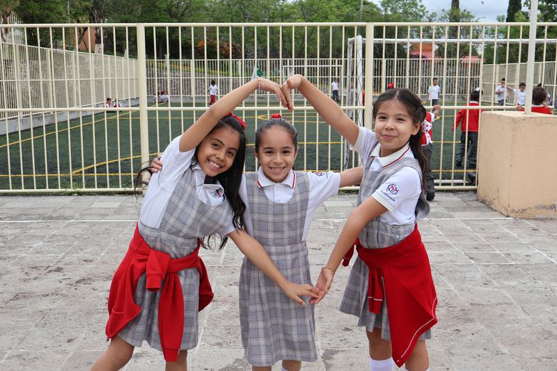 Niñas formando corazón con las manos