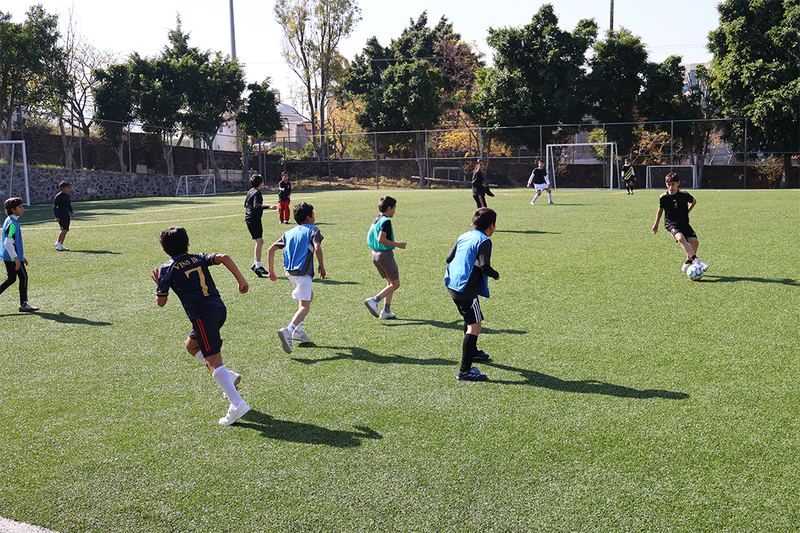 Partido de fútbol estudiantil