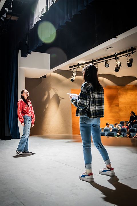 Estudiantes en taller de teatro